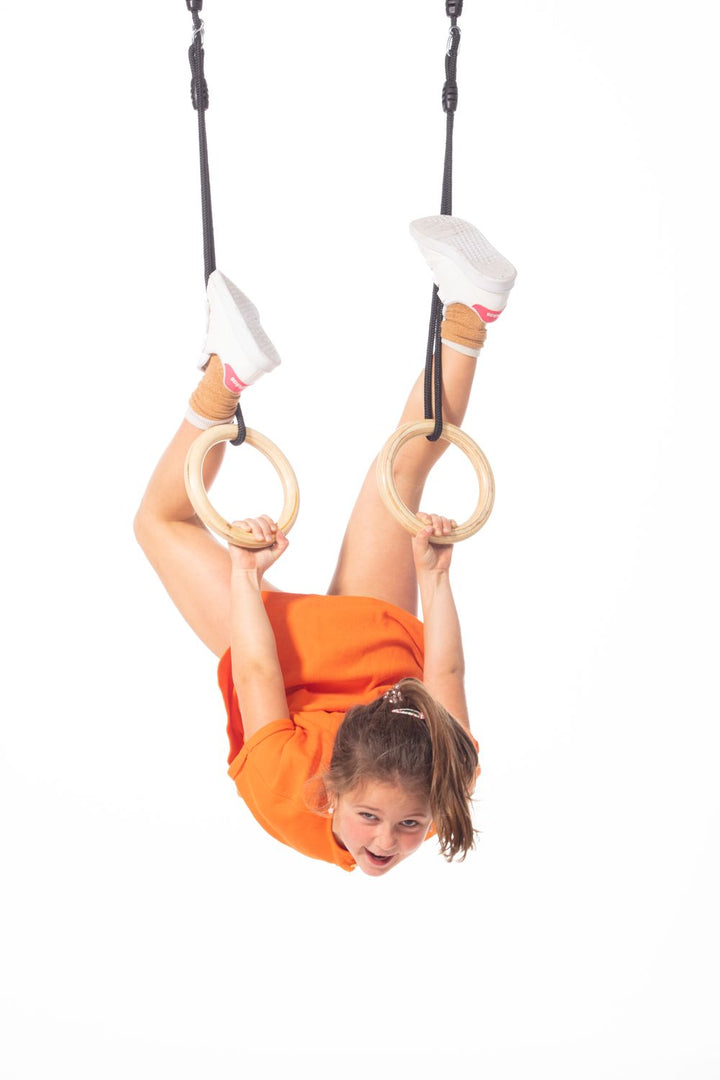 Turnringe aus Holz mit schwarzem Seil