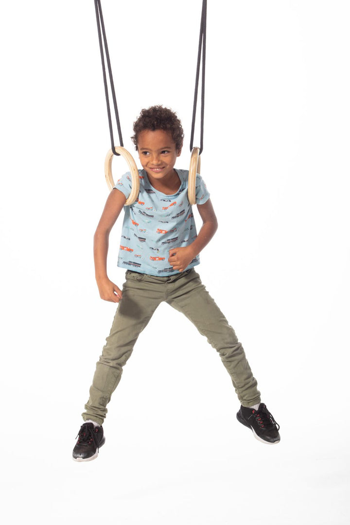 Turnringe aus Holz mit schwarzem Seil